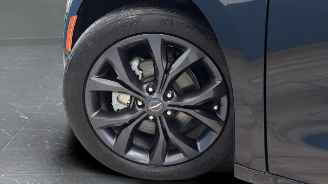 Used 2020 Chrysler Pacifica Limited FWD image 42
