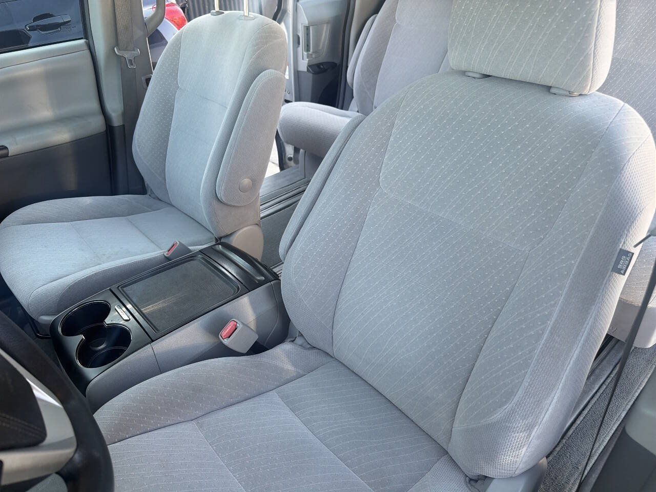 Used 2018 Toyota Sienna LE w/ Carpet Mat Package FWD image 16