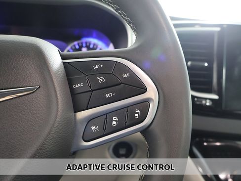 Used 2024 Chrysler Pacifica Touring-L image 3