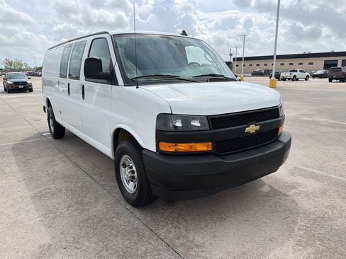 Used 2022 Chevrolet Express 3500 Extended w/ Driver Convenience Package image 6
