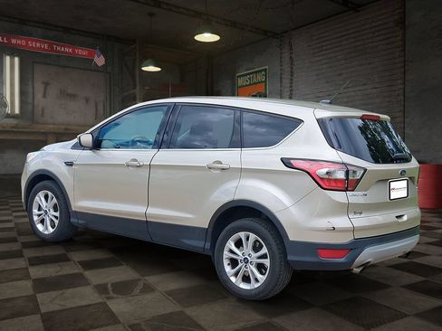 Used 2017 Ford Escape SE w/ SE Cold Weather Package AWD/4WD image 4