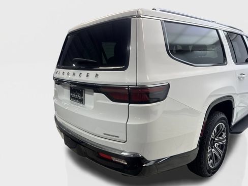 Used 2024 Jeep Wagoneer L Series II RWD image 18