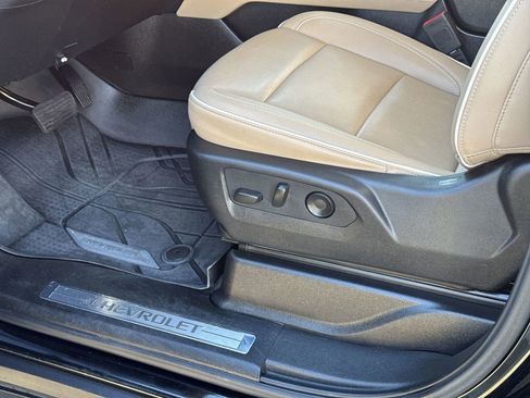 Used 2024 Chevrolet Suburban Premier w/ Advanced Technology Package image 17