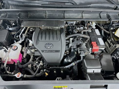 Used 2024 Toyota Highlander LE image 31
