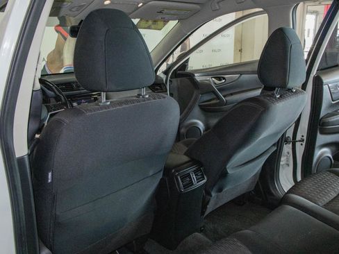 Used 2020 Nissan Rogue SV image 9