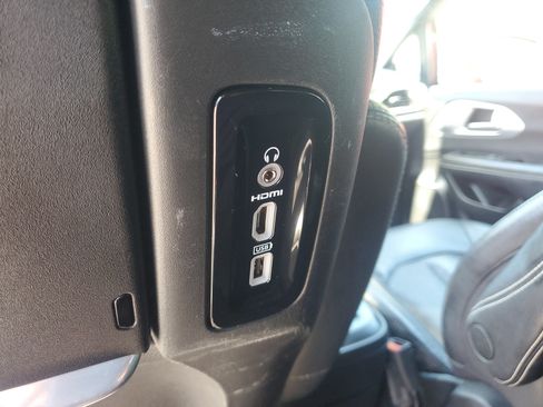 Used 2021 Chrysler Pacifica Touring-L w/ Uconnect Theater Family Group AWD/4WD image 14
