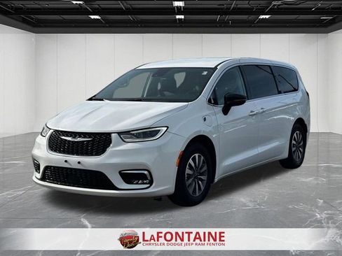 Used 2024 Chrysler Pacifica Limited FWD image 1