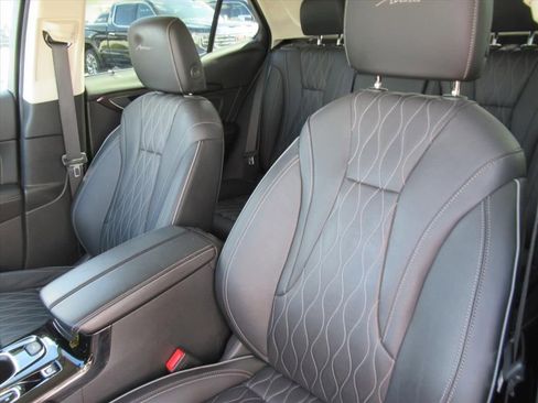 Used 2021 Buick Envision Avenir w/ Technology Package II image 16