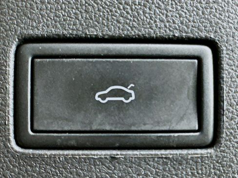 Used 2024 Volkswagen Atlas Cross Sport SE image 29