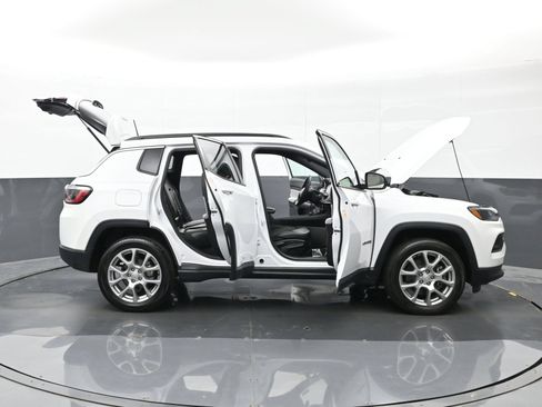 Used 2023 Jeep Compass Latitude AWD/4WD image 47