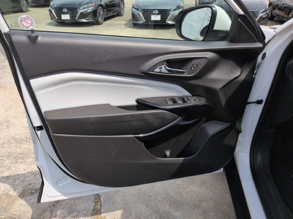 Used 2025 Chevrolet Trax LT w/ LT Convenience Package FWD image 11