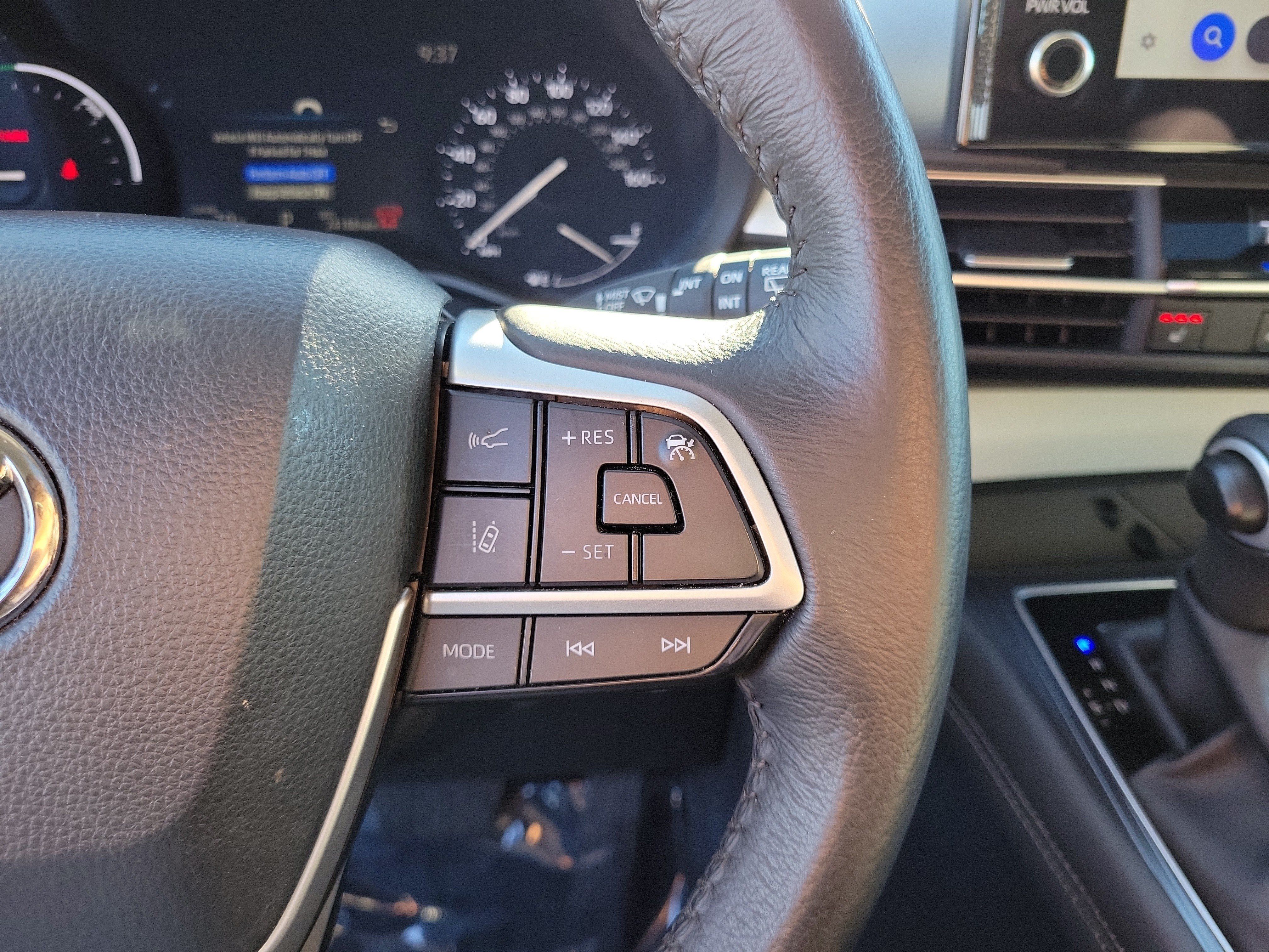 Used 2025 Toyota Sienna XLE w/ XLE Plus Package FWD image 24