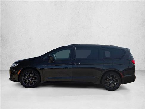 Used 2020 Chrysler Pacifica Touring-L Plus image 9
