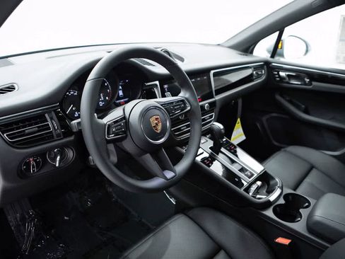 Certified 2026 Porsche Macan AWD/4WD image 4