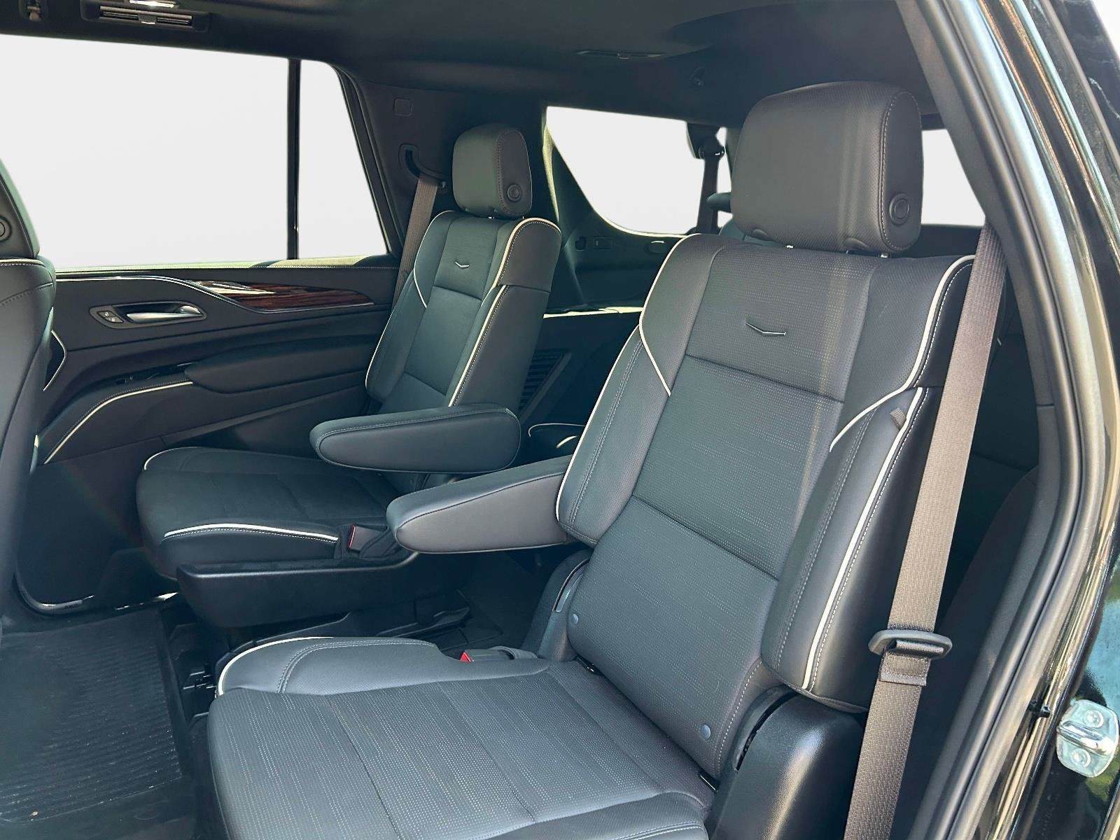 Used 2024 Cadillac Escalade Premium Luxury AWD/4WD image 16
