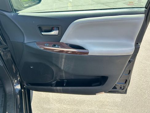 Used 2017 Toyota Sienna Limited image 29