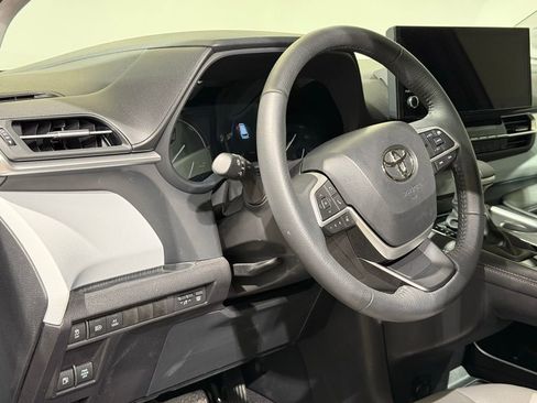 Used 2025 Toyota Sienna XLE w/ XLE Plus Package FWD image 17