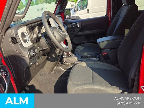 Used 2025 Jeep Wrangler Unlimited Sahara AWD/4WD image 6