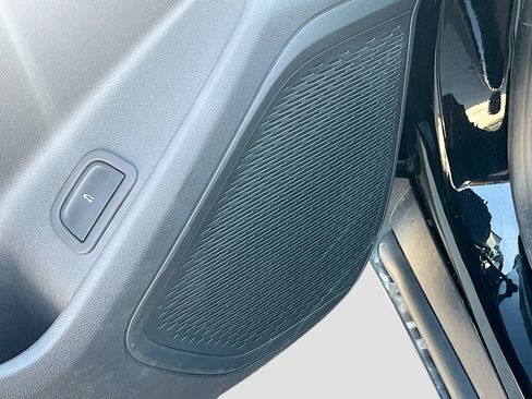 Used 2025 Chevrolet Traverse LT FWD image 19