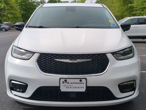 Used 2024 Chrysler Pacifica Limited FWD image 8