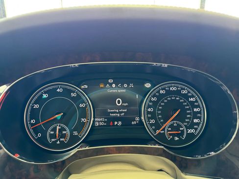 Used 2017 Bentley Bentayga image 41