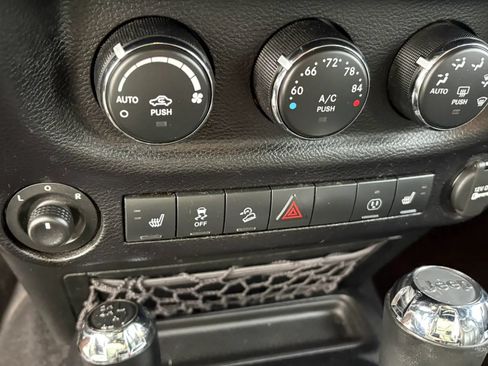 Used 2015 Jeep Wrangler Unlimited Rubicon AWD/4WD image 20