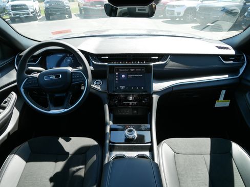 New 2025 Jeep Grand Cherokee L Altitude image 8