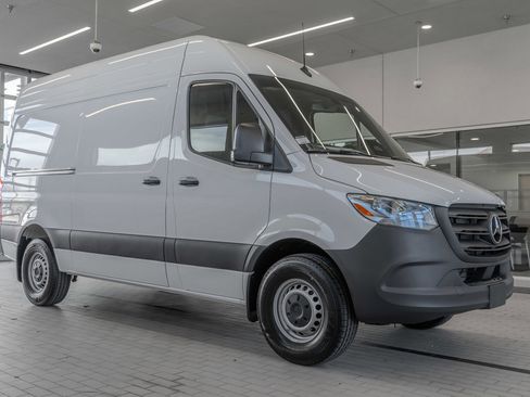 Used 2025 Mercedes-Benz Sprinter 2500 image 12