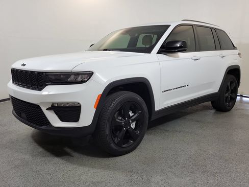Used 2023 Jeep Grand Cherokee Limited w/ Black Appearance Package RWD image 3