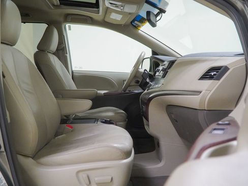 Used 2012 Toyota Sienna XLE image 38