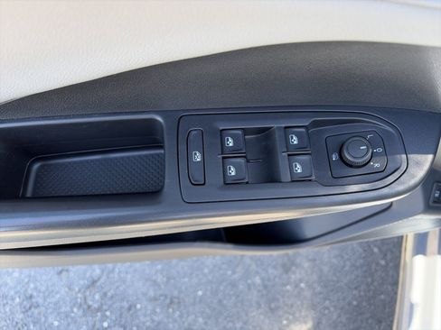 Used 2024 Volkswagen Taos SE w/ Panoramic Sunroof Package FWD image 14