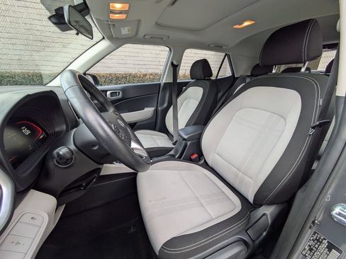 Used 2025 Hyundai Venue SEL FWD image 25