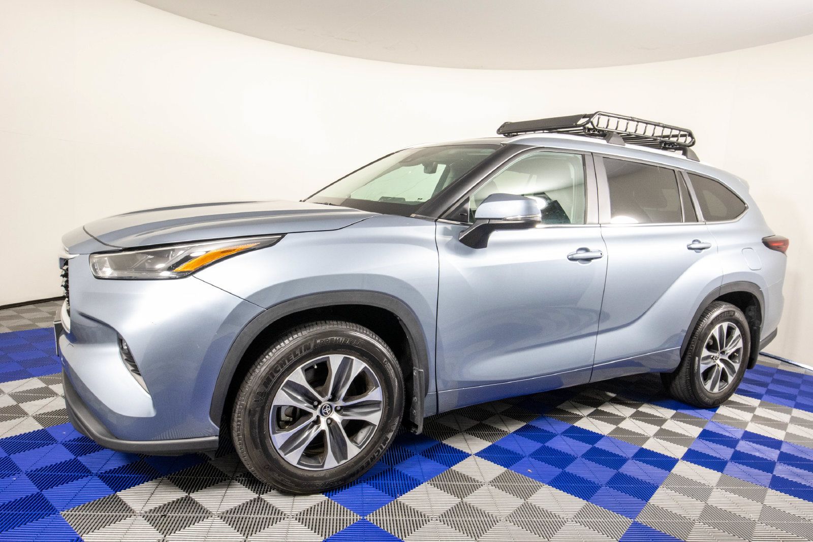 Used 2024 Toyota Highlander XLE FWD image 2