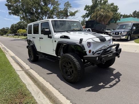 Used 2013 Jeep Wrangler Unlimited Sahara AWD/4WD image 2