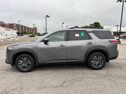 Used 2024 Nissan Pathfinder SV w/ SV Premium Package FWD image 4
