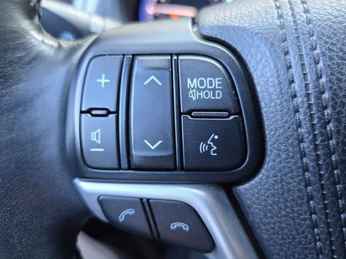 Used 2018 Toyota Highlander Limited FWD image 18