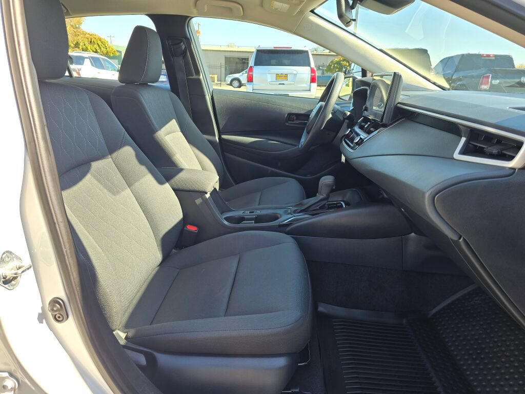 Used 2025 Toyota Corolla LE FWD image 11
