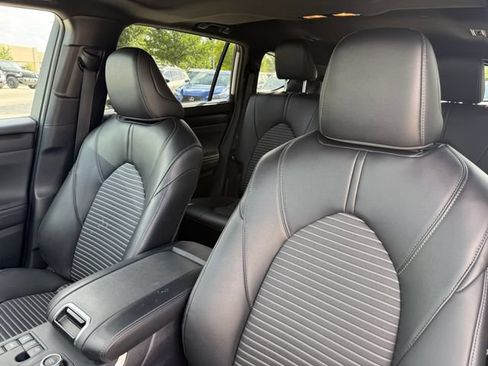 Used 2025 Toyota Highlander XSE AWD/4WD image 10