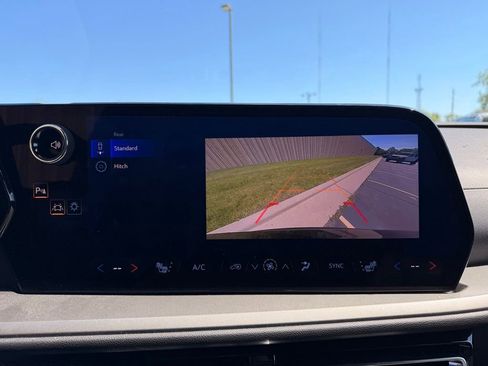 Used 2025 Chevrolet Traverse LT FWD image 23