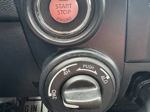 Used 2018 Nissan Titan SV w/ SV Convenience Package AWD/4WD image 18