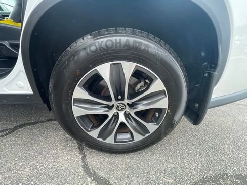 Used 2022 Toyota Highlander XLE AWD/4WD image 13