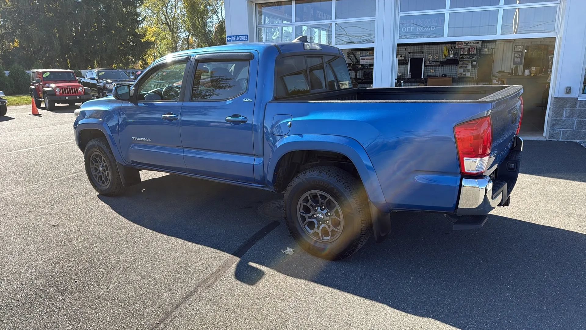 Used 2017 Toyota Tacoma SR5 w/ Tow Package AWD/4WD image 17