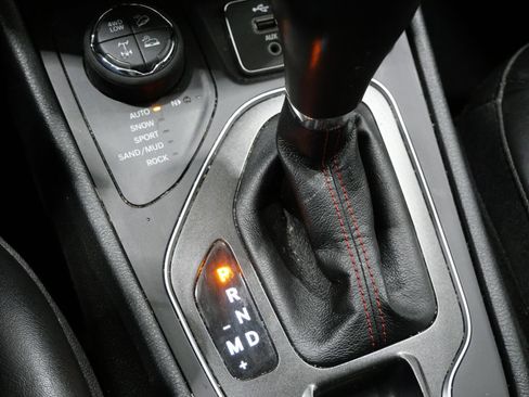 Used 2022 Jeep Cherokee Trailhawk AWD/4WD image 22