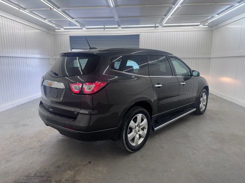 Used 2017 Chevrolet Traverse LT w/ Style and Technology Package image 5