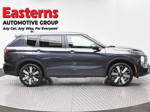 Used 2025 Mitsubishi Outlander SE AWD/4WD image 4