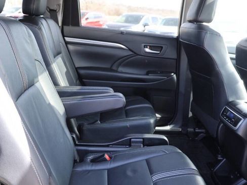 Used 2018 Toyota Highlander SE image 16