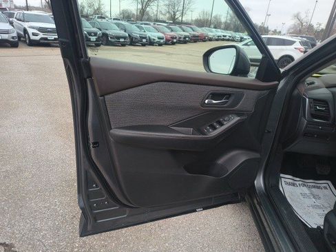 Used 2023 Nissan Rogue SV image 10