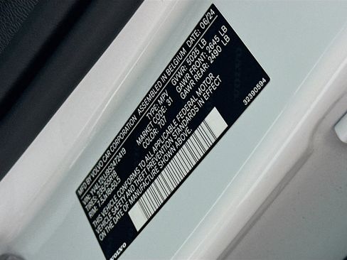 Used 2025 Volvo XC40 B5 Core image 12