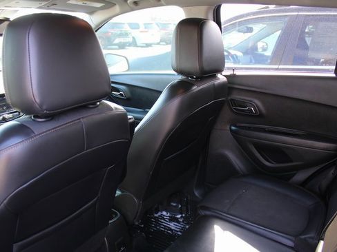 Used 2022 Chevrolet Trax LT w/ LT Convenience Package image 16