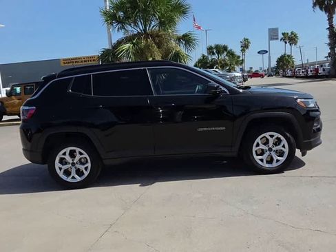 Used 2025 Jeep Compass Latitude w/ Sun & Sound Group AWD/4WD image 9